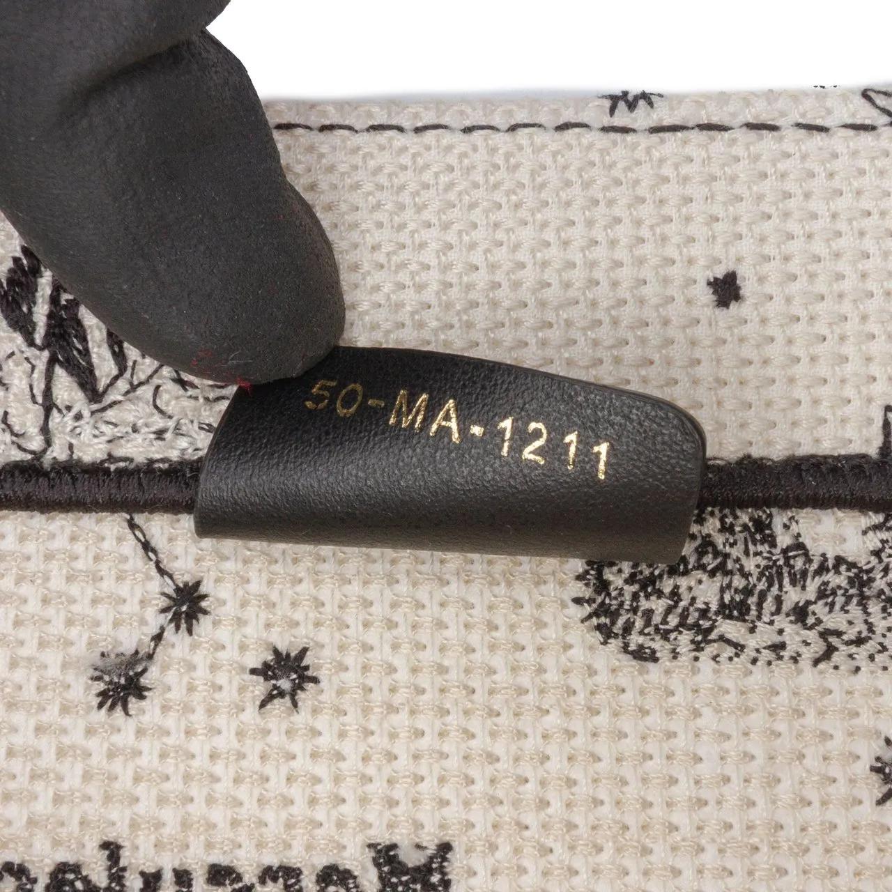 Thumbnail - Christian Dior Shopper - Large Canvas Embroidered Zodiac Toile De Jouy Book - Gr. unisize - in Weiß - für Damen