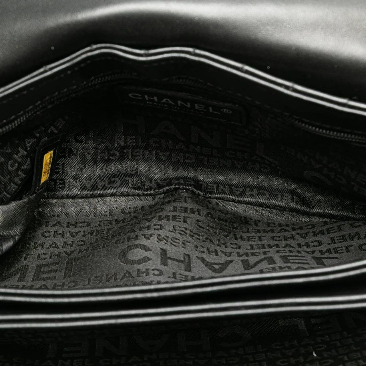 Thumbnail - Chanel Hobo Bags - Choco Bar Calfskin No. 5 Camellia CC Shoulder Bag - Gr. unisize - in Schwarz - für Damen