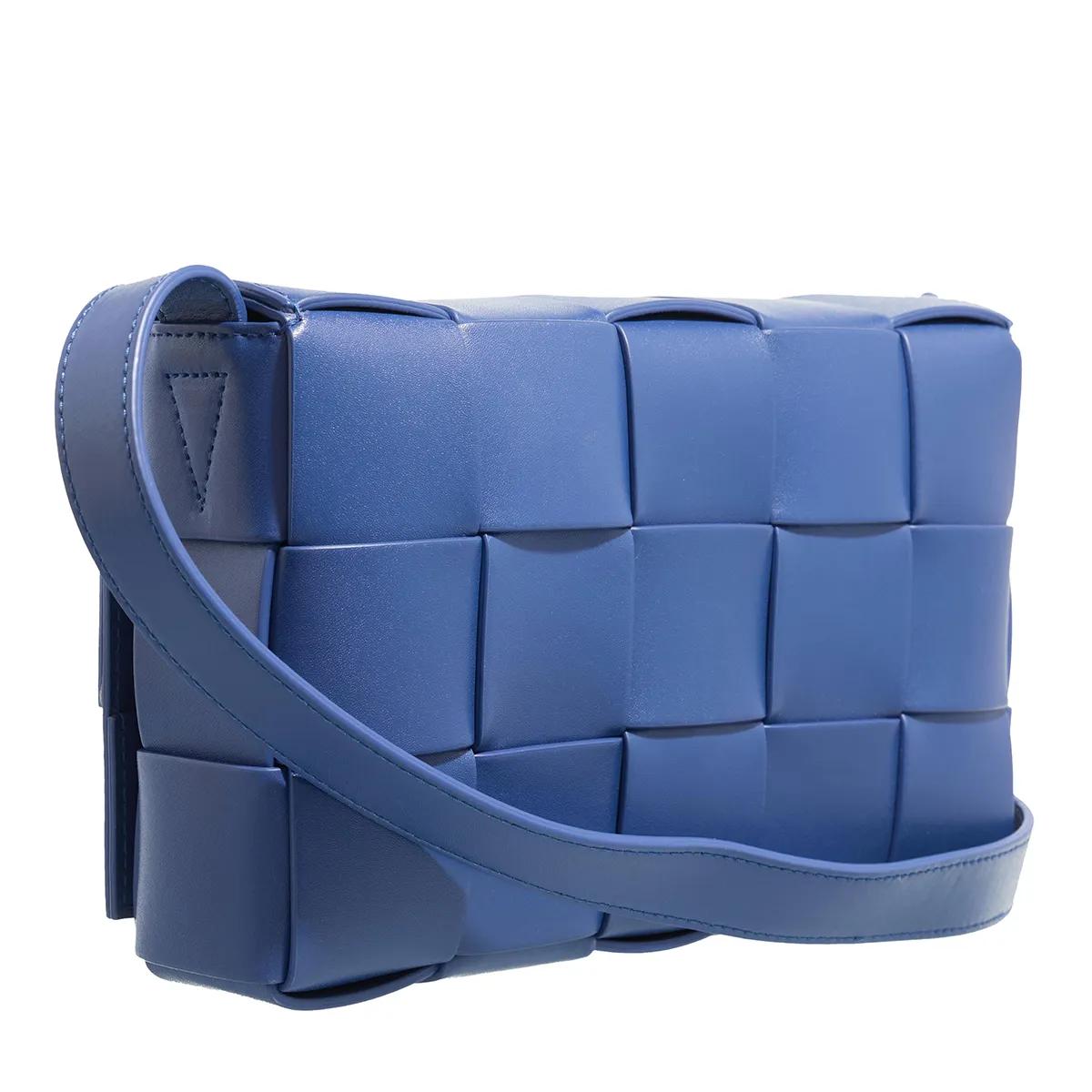 Bottega Veneta Schoudertassen Medium Cassette Bag in blauw