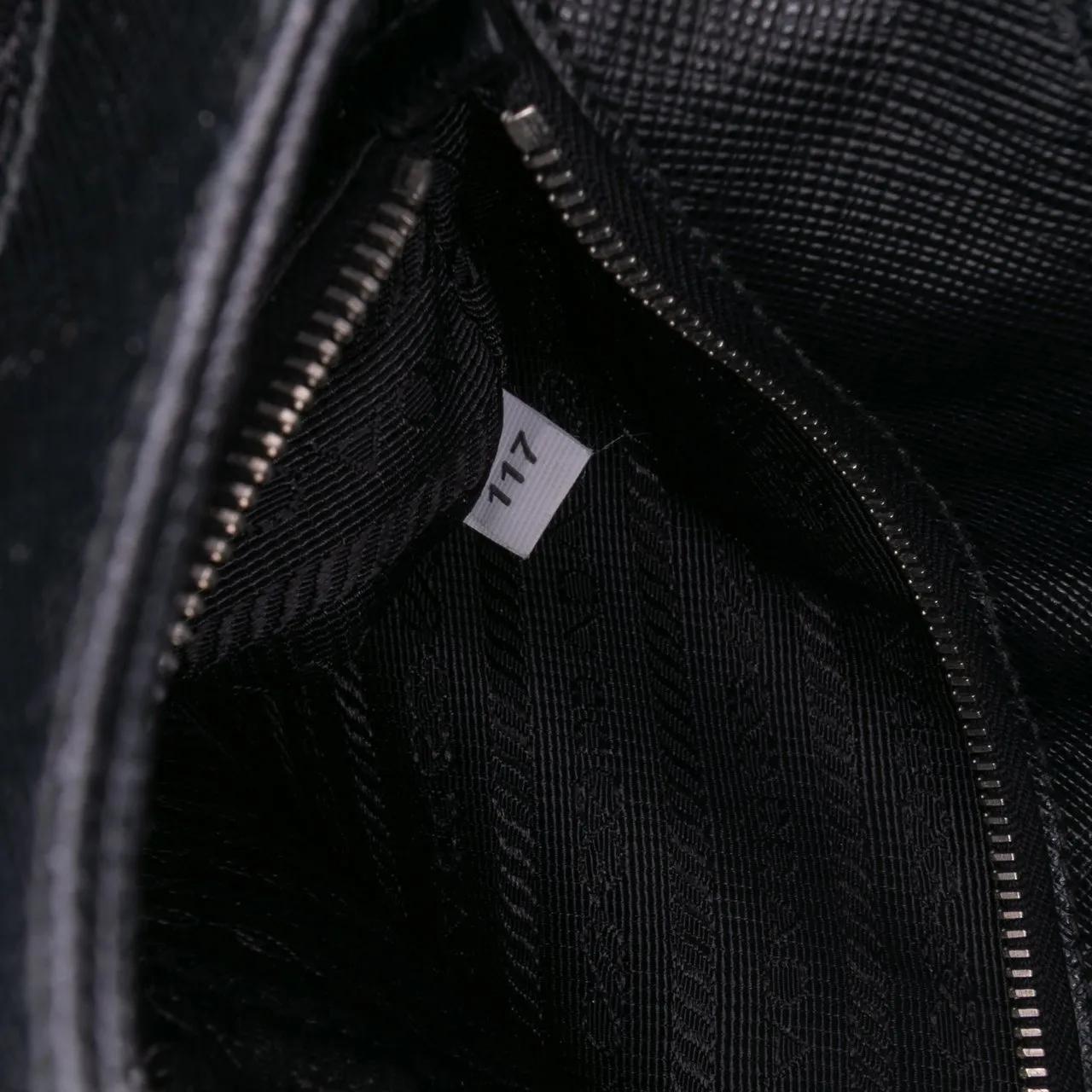 Thumbnail - Prada Hobo Bags - Saffiano Trimmed Tessuto Chain Crossbody - Gr. unisize - in Schwarz - für Damen