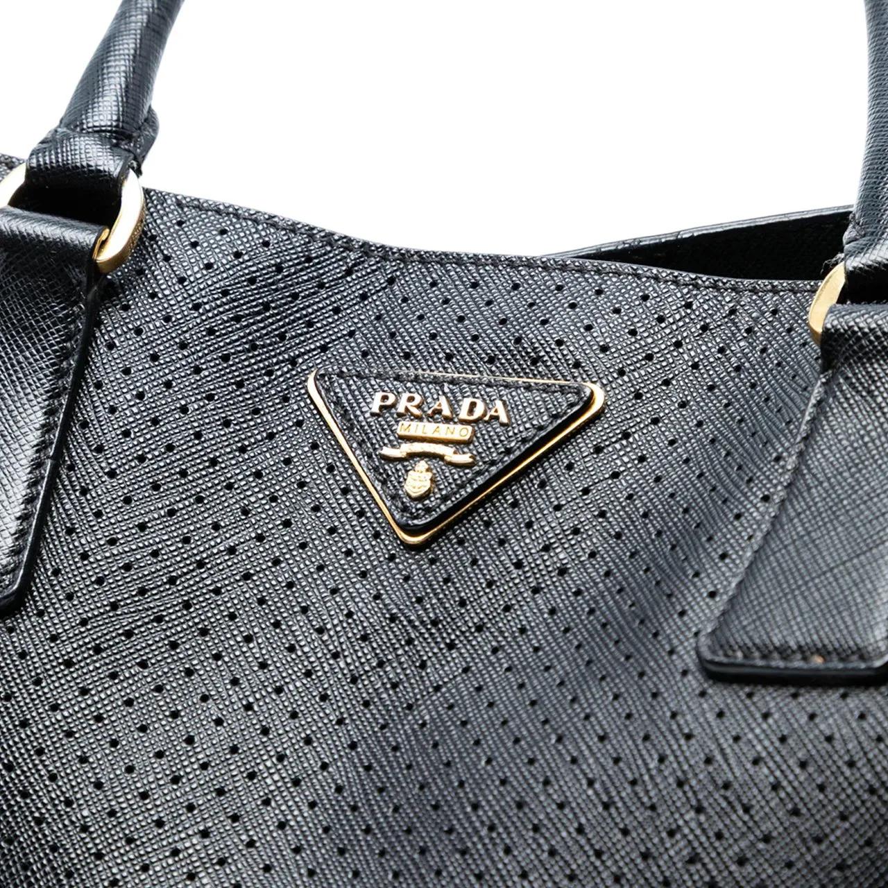 Thumbnail - Prada Shopper - Large Perforated Saffiano Lux Galleria Tote - Gr. unisize - in Schwarz - für Damen