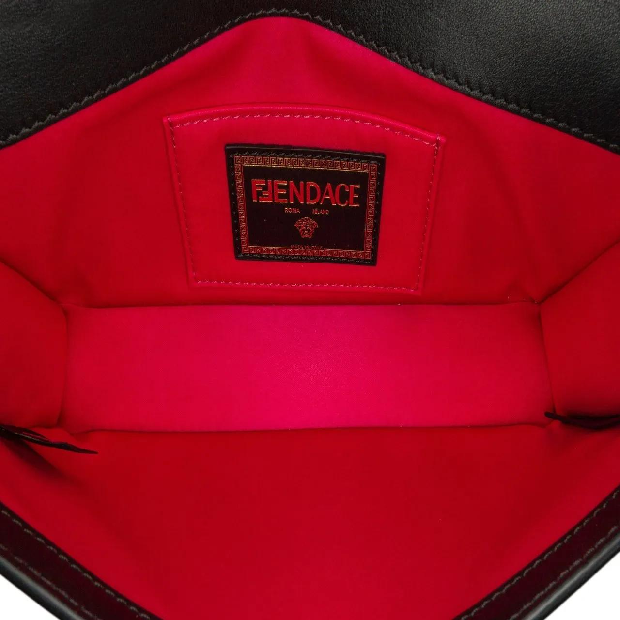 Fendi Hobo bags 21st Versace Vitello Seta Fendace Brooch Baguette in zwart