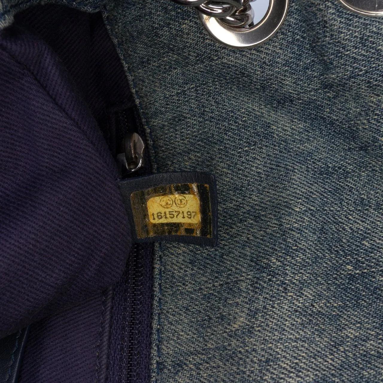 Thumbnail - Chanel Hobo Bags - Medium Embroidered Denim Camellia Flap - Gr. unisize - in Blau - für Damen