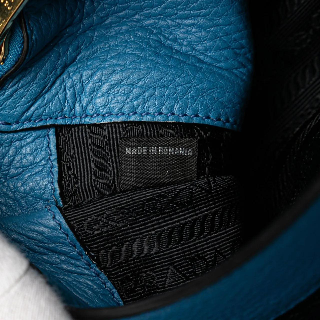 Thumbnail - Prada Hobo Bags - Vitello Daino Flap Crossbody - Gr. unisize - in Blau - für Damen