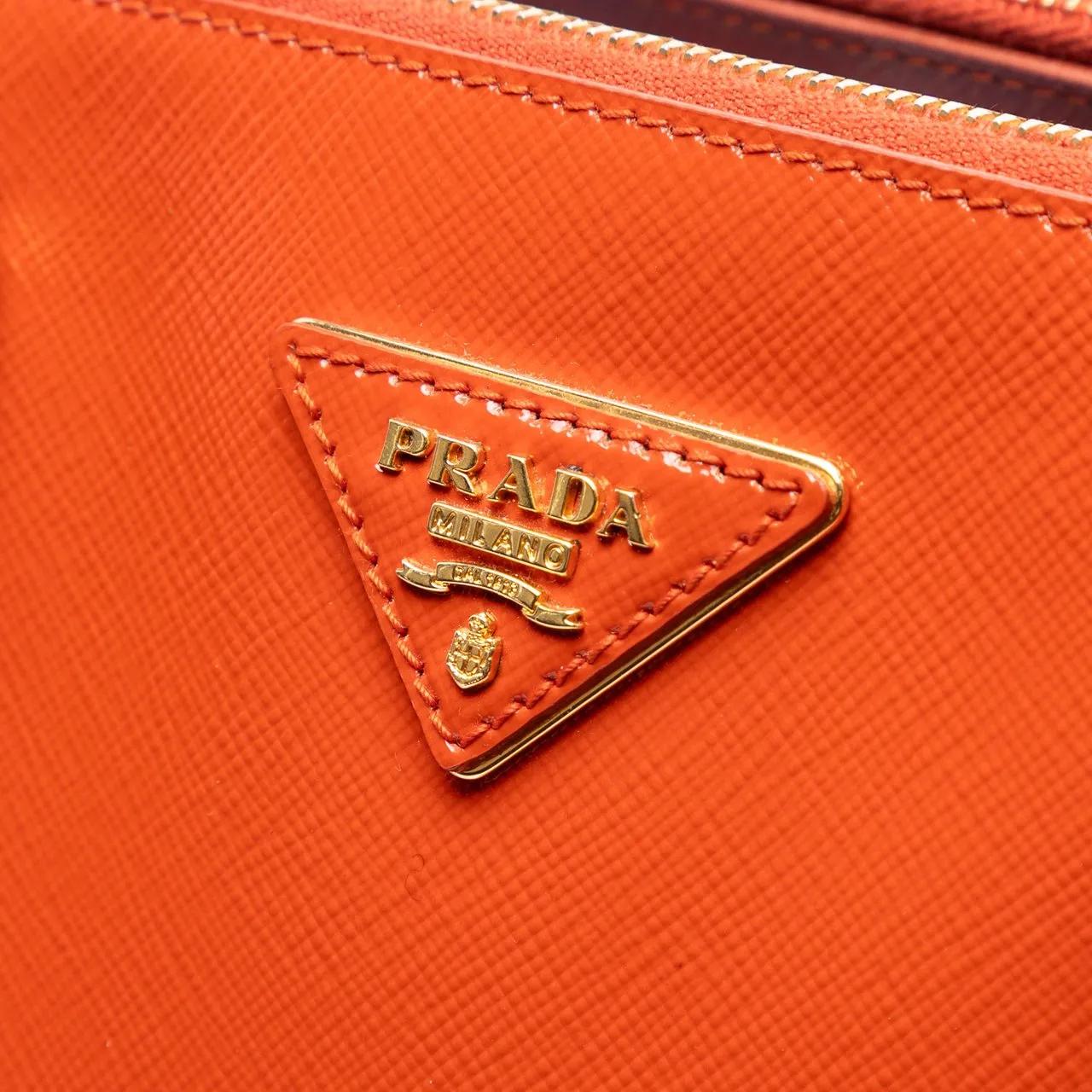 Thumbnail - Prada Hobo Bags - Medium Saffiano Vernice Galleria Double Zip Satche - Gr. unisize - in Orange - für Damen