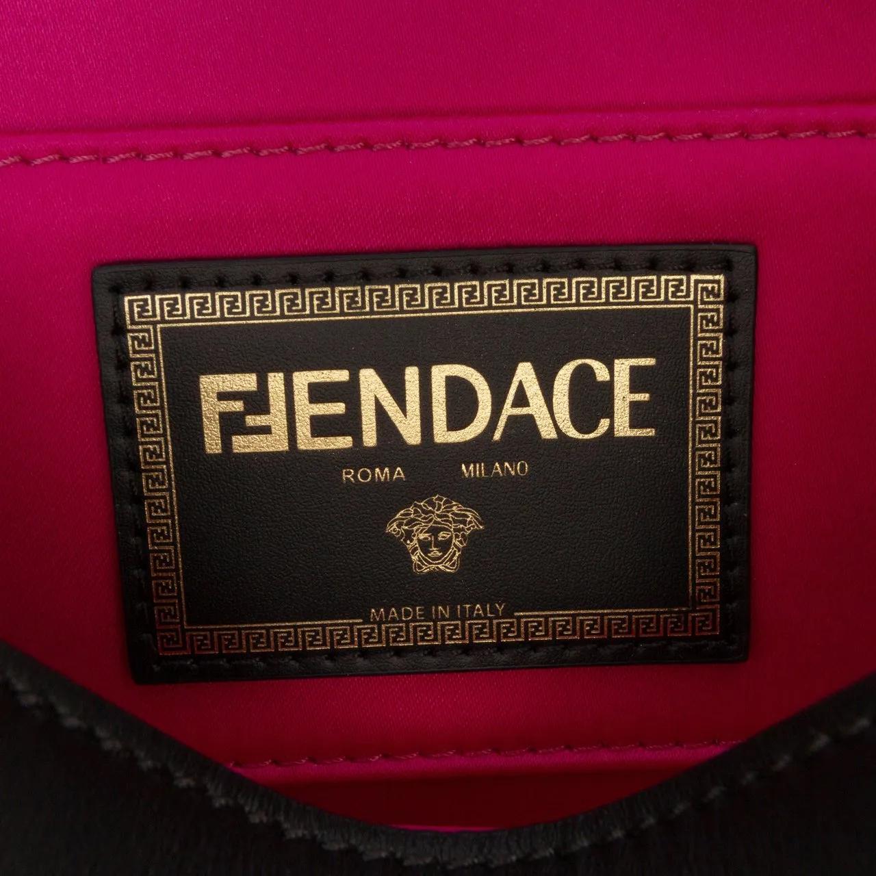 Thumbnail - Fendi Hobo Bags - Versace Vitello Seta Fendace Brooch Baguette Satch - Gr. unisize - in Schwarz - für Damen