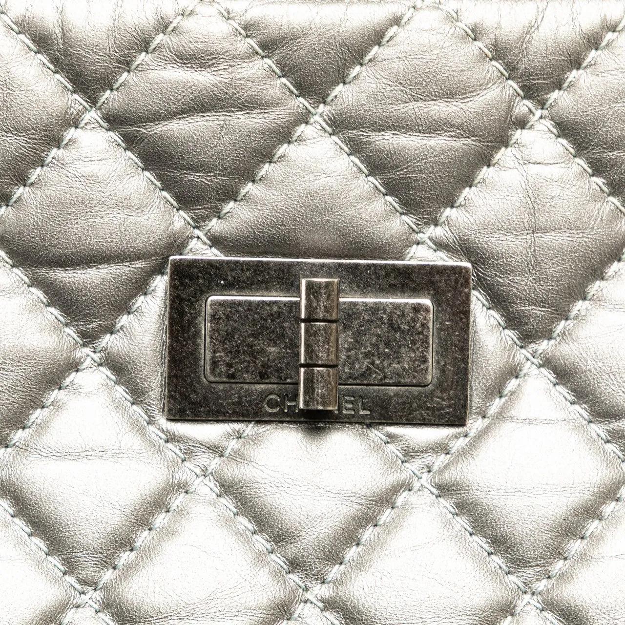 Thumbnail - Chanel Shopper - Reissue 2.55 Quilted Aged Calfskin Tote - Gr. unisize - in Silber - für Damen