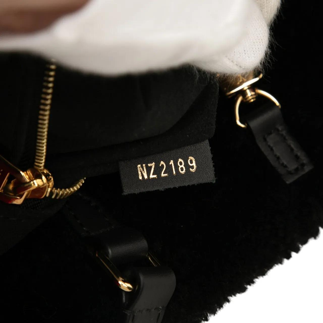 Thumbnail - Louis Vuitton Hobo Bags - Monogram Giant Shearling Teddy Onthego GM - Gr. unisize - in Schwarz - für Damen