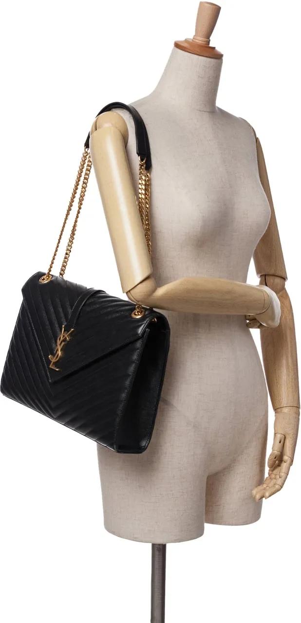 Thumbnail - Saint Laurent Hobo Bags - 2019 Large Grain de Poudre Monogram Chevron Envelo - Gr. unisize - in Schwarz - für Damen