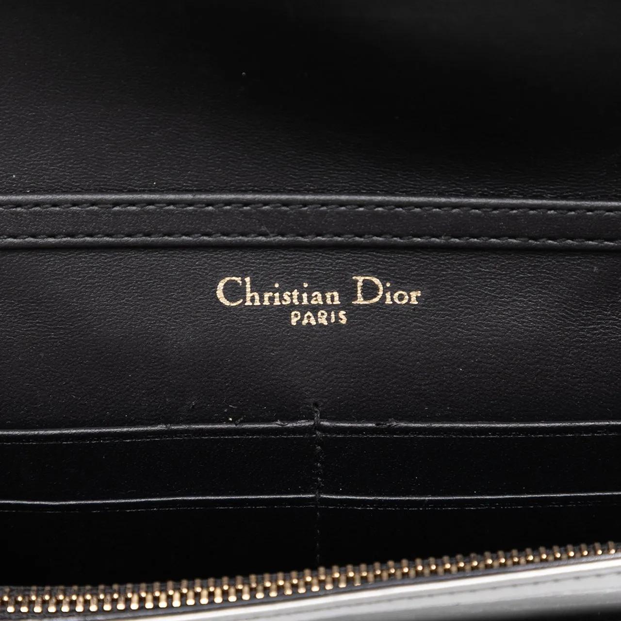 Thumbnail - Christian Dior Hobo Bags - Metallic Patent Microcannage Diorama Wallet on Cha - Gr. unisize - in Silber - für Damen