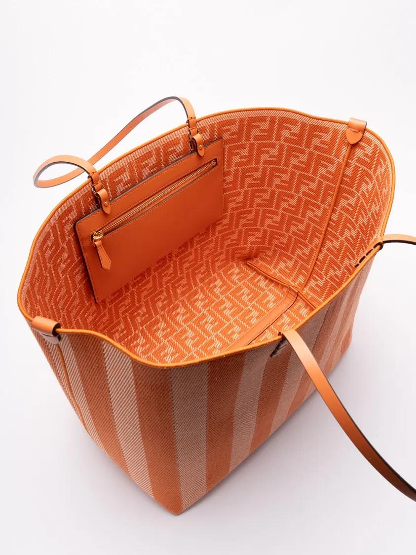 Fendi Shoppers & Totes `Roll` Large Tote Bag in oranje