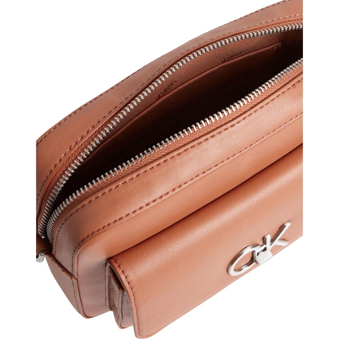 Thumbnail - Calvin Klein Crossbody Bags - Re-Lock Camera Bag W/Flap - Gr. unisize - in Orange - für Damen