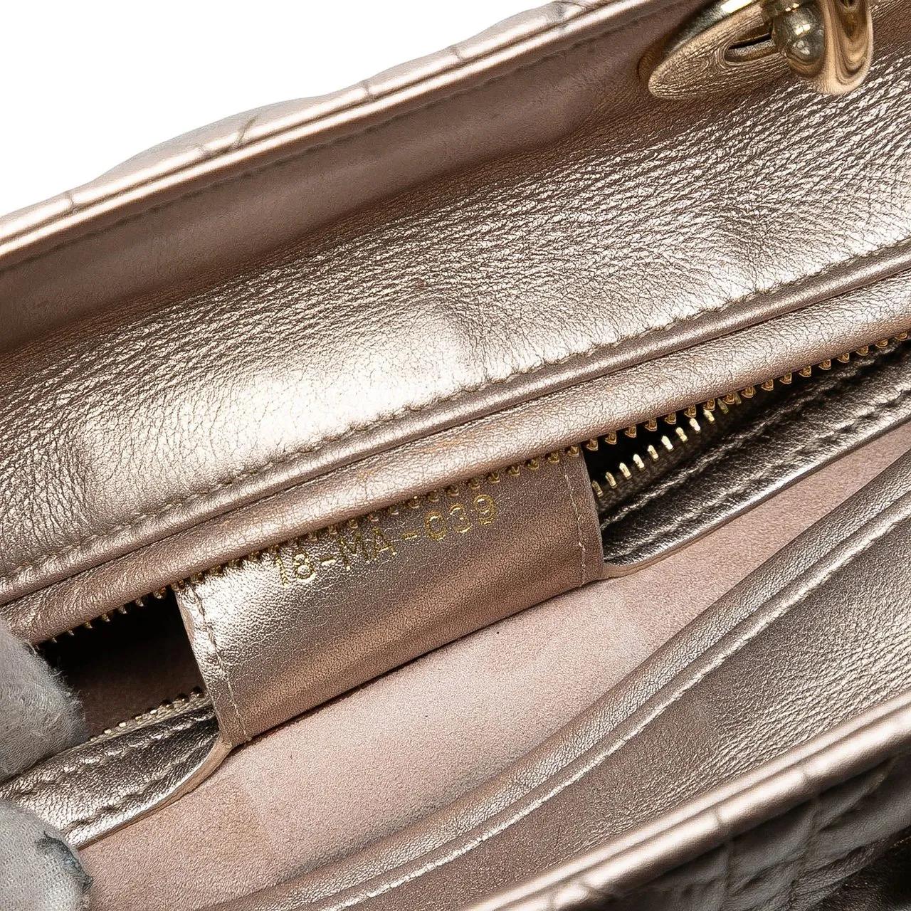 Thumbnail - Christian Dior Hobo Bags - Medium Metallic Lambskin Cannage Lady Dior - Gr. unisize - in Gold - für Damen