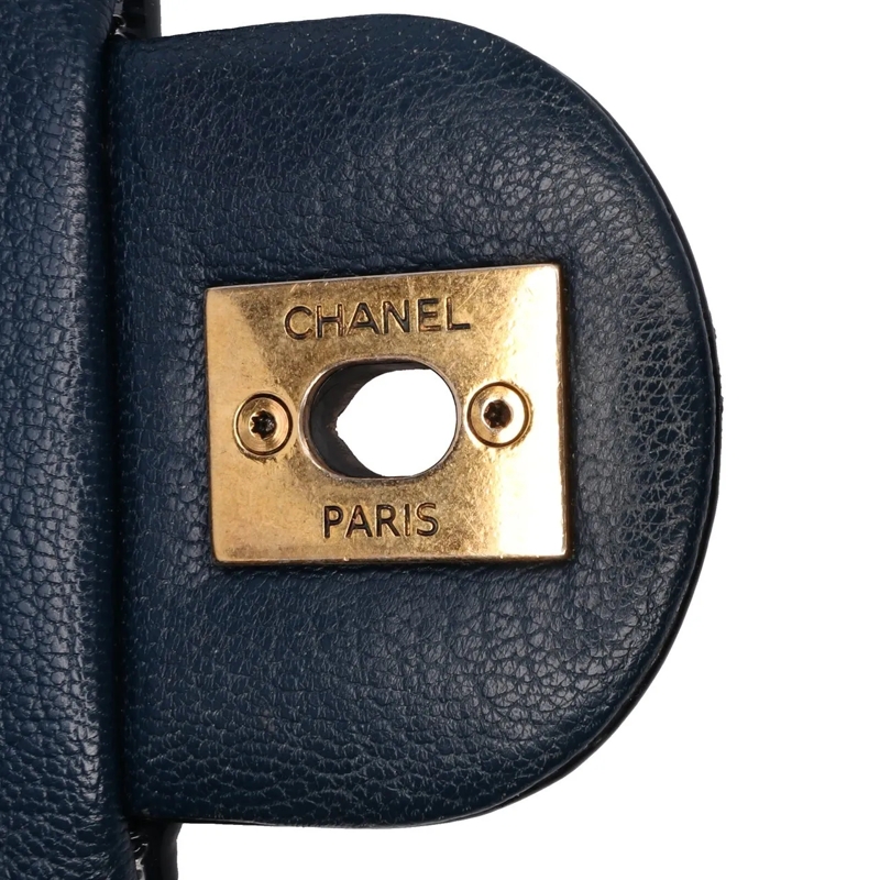 Chanel Schultertasche Paris-Salzburg Small Patent and Goatskin CC Eyelet blau (Image 10)