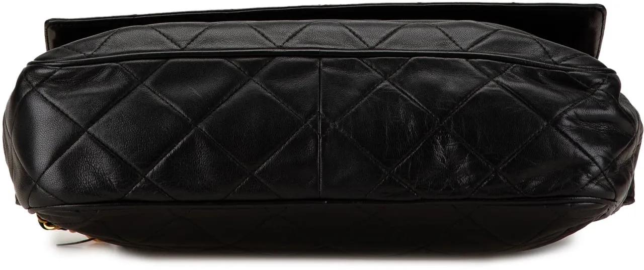 Chanel Shoppers CC Quilted Lambskin Tassel Crossbody in zwart