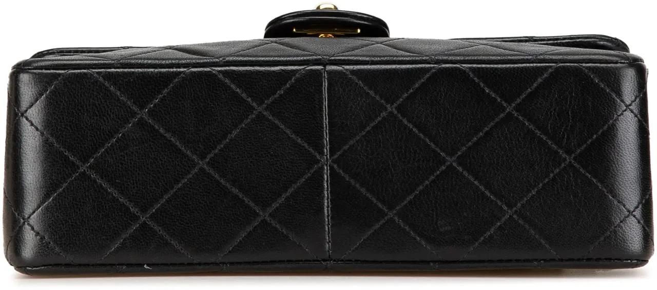 Chanel Hobo bags 1991-1994 CC Quilted Lambskin Chain Flap in zwart