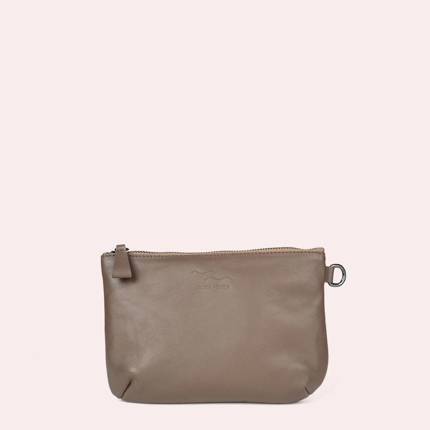 mine mina Pochettes - MAREN – unsere kleine Umhängetasche aus Leder. - Gr. unisize - in Taupe - für Damen