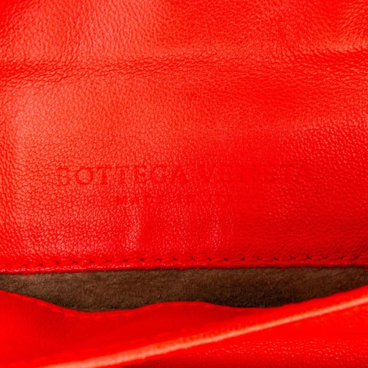 Thumbnail - Bottega Veneta Hobo Bags - Intrecciato Chain Flap Crossbody - Gr. unisize - in Rot - für Damen