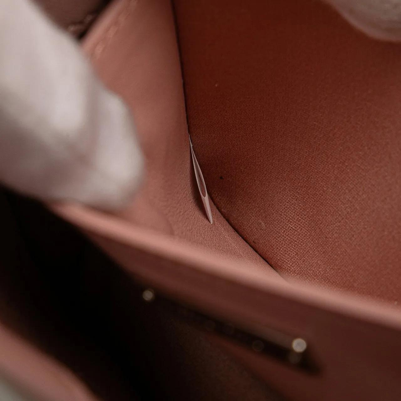 Thumbnail - Miu Miu Hobo Bags - Matelasse Nappa Crystal Chain Buckle Crossbody - Gr. unisize - in Gold - für Damen