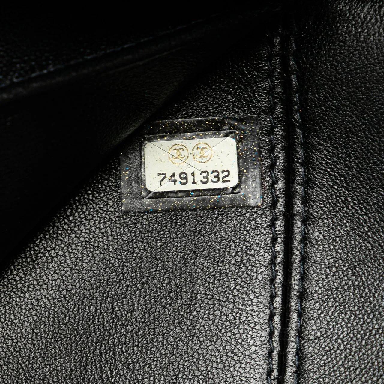 Thumbnail - Chanel Crossbody Bags - Lambskin and Satin Camellia Flower Evening Bag - Gr. unisize - in Schwarz - für Damen