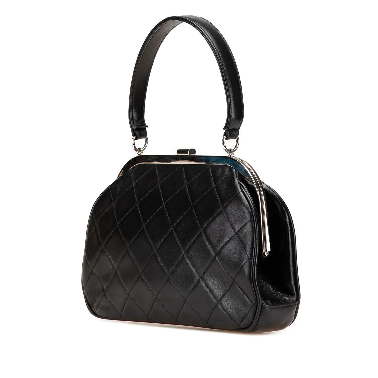 Thumbnail - Chanel Crossbody Bags - CC Quilted Lambskin Kiss Lock Frame Top Handle Bag - Gr. unisize - in Schwarz - für Damen
