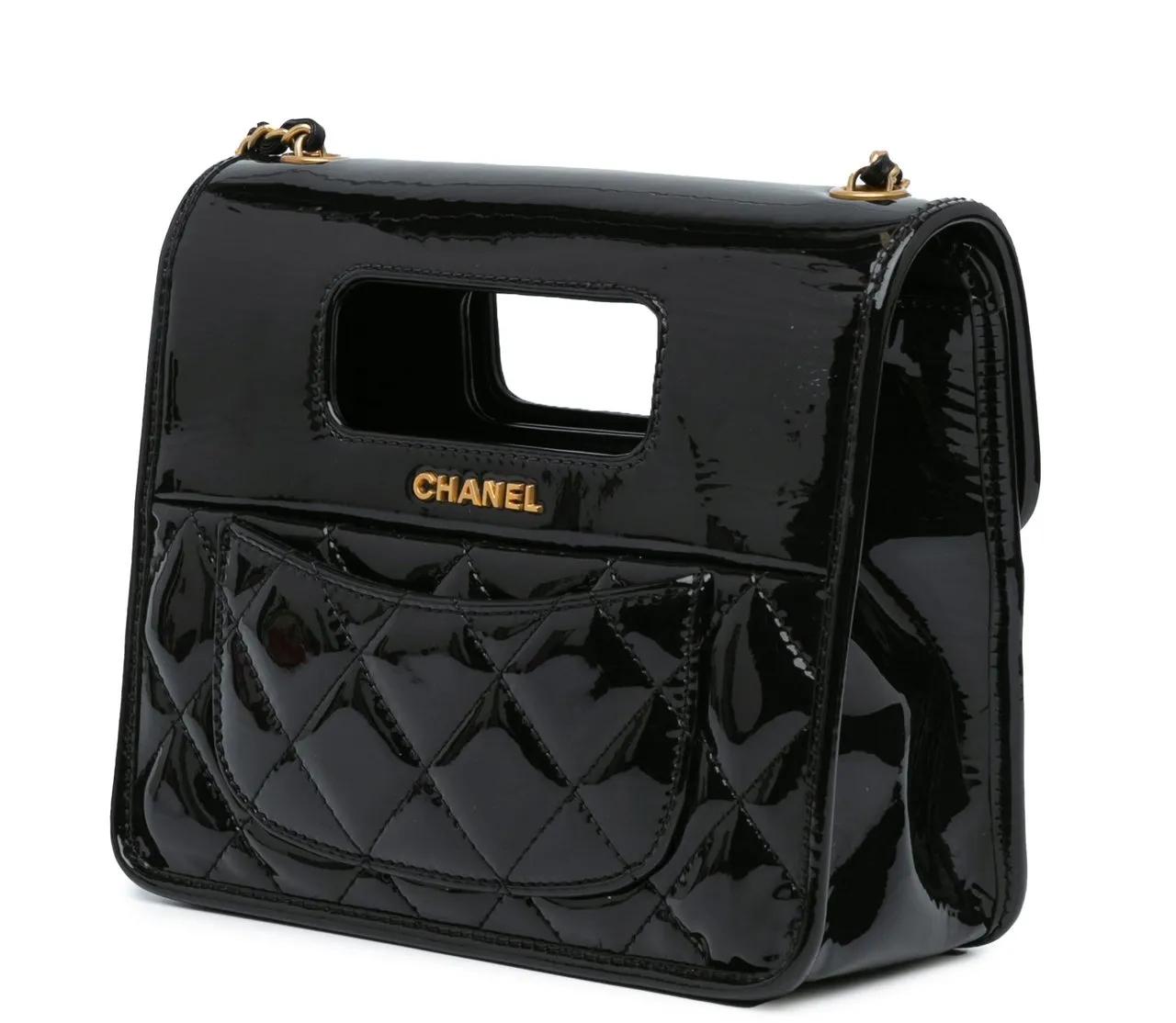 Chanel Shoppers Mini Quilted Patent Graphic Catch Flap in zwart