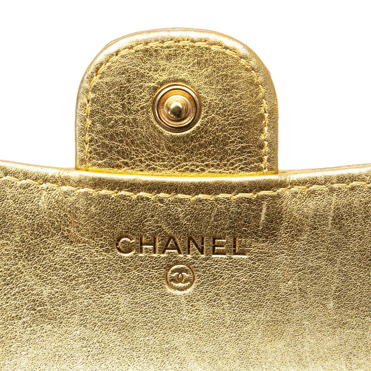 Thumbnail - Chanel Portemonnaie - CC Metallic Calfskin Crocodile Embossed Compact Fl - Gr. unisize - in Gold - für Damen