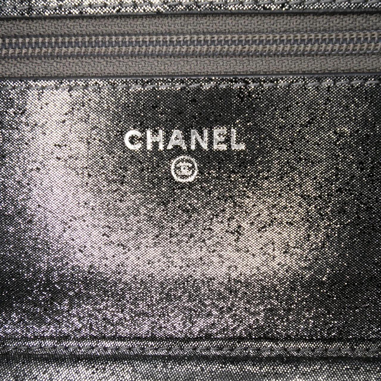 Thumbnail - Chanel Hobo Bags - Quilted Iridescent Lambskin Tartan Button Wallet O - Gr. unisize - in Silber - für Damen