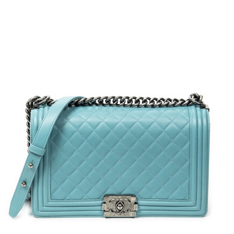 Chanel Crossbody Bag Medium Boy hell-blau