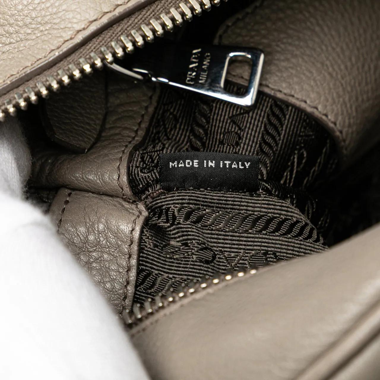 Thumbnail - Prada Hobo Bags - Vitello Daino Zip Top Satchel - Gr. unisize - in Grau - für Damen