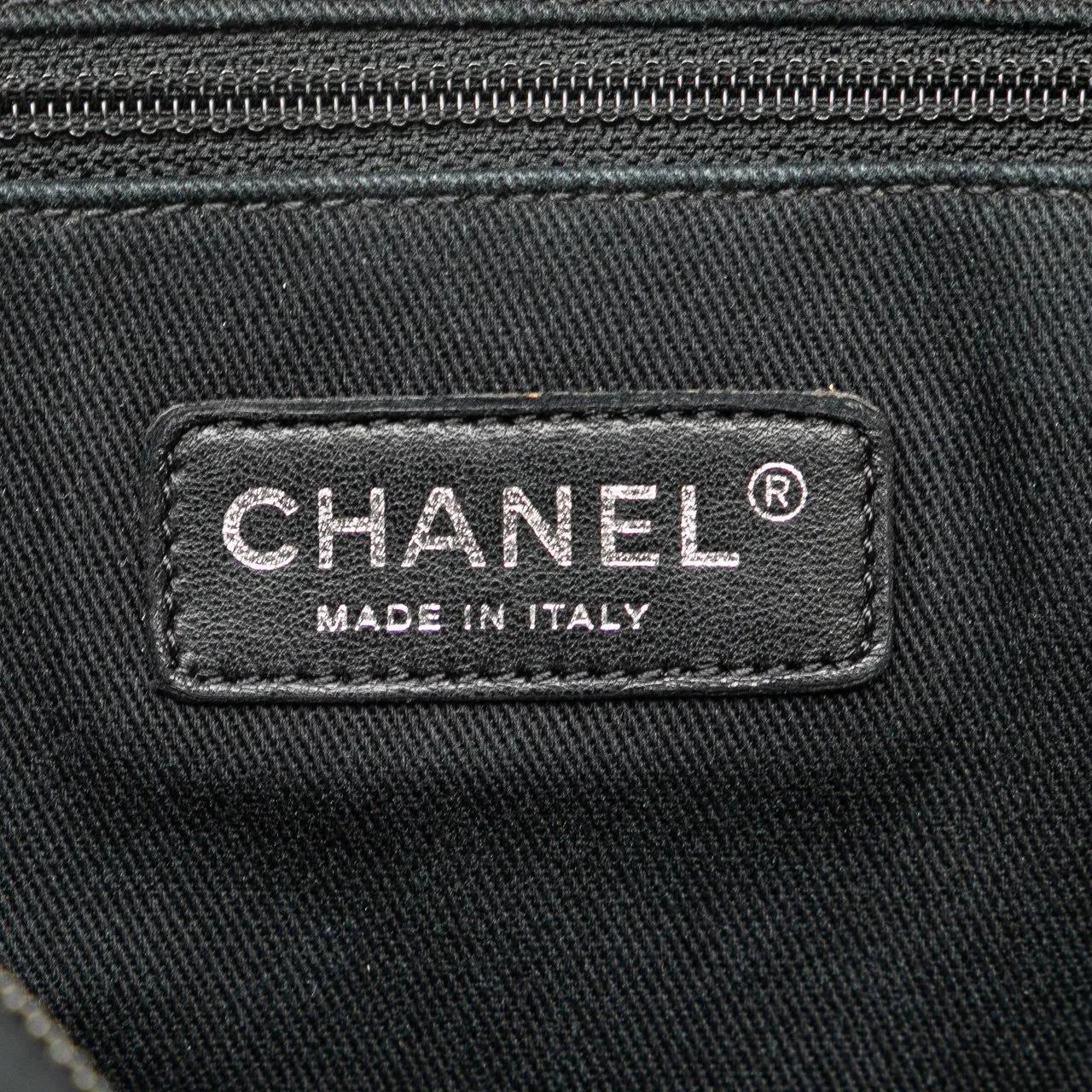 Chanel Hobo bags Medium Aged Calfskin In The Mix Zip Flap in zwart