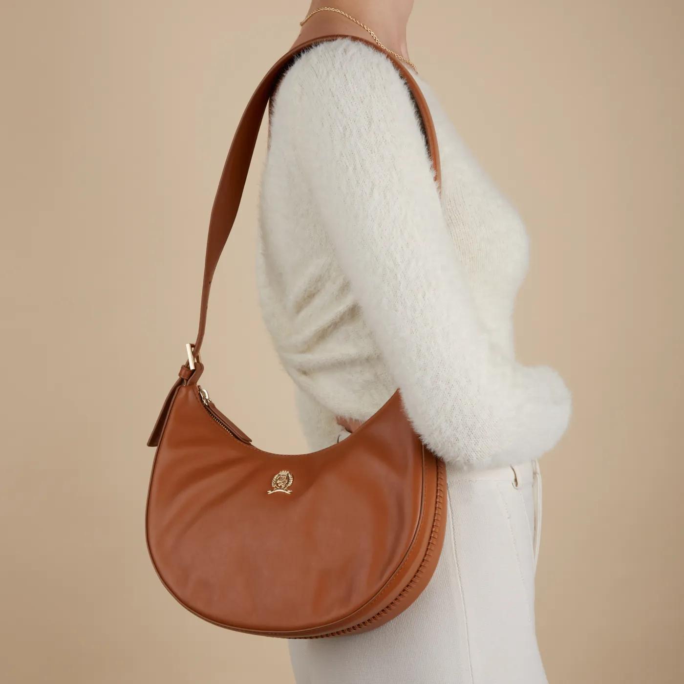 Tommy Hilfiger Hobo bags Crest Leather Shoulder Bag in bruin