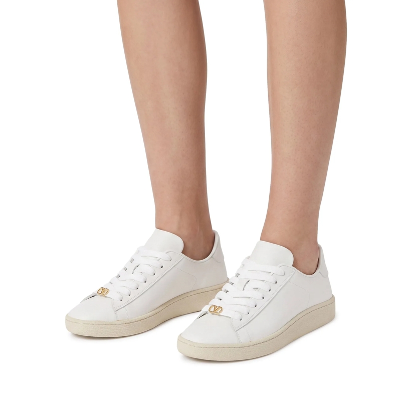 Valentino Garavani Schnürschuhe Low-Top Sneakers With Textured Sole And Chic Accen White(Image 3)