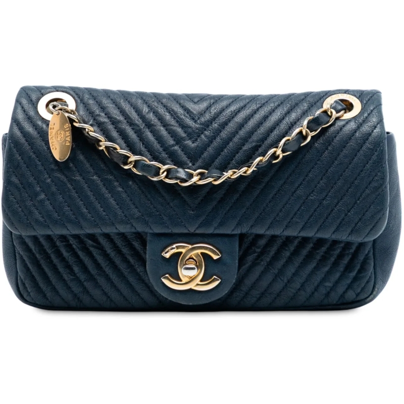 Chanel Schultertasche Small Chevron Wrinkled Calfskin Medallion Charm Su blau