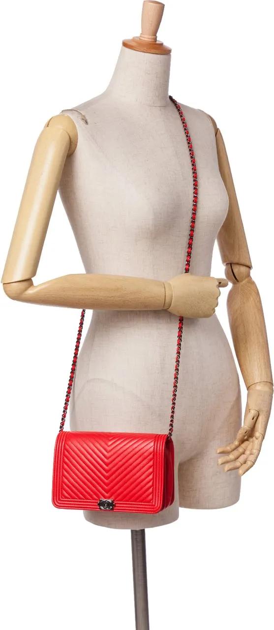 Thumbnail - Chanel Hobo Bags - Chevron Calfskin Boy Wallet On Chain - Gr. unisize - in Rot - für Damen