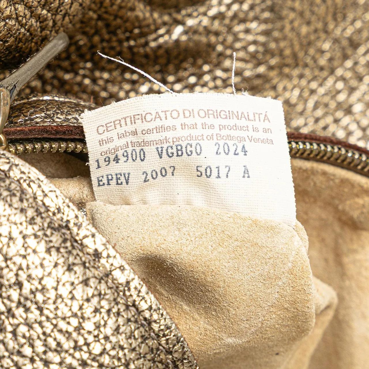 Thumbnail - Bottega Veneta Hobo Bags - Small Metallic Intrecciato Trimmed Cervo Bucket Ba - Gr. unisize - in Gold - für Damen