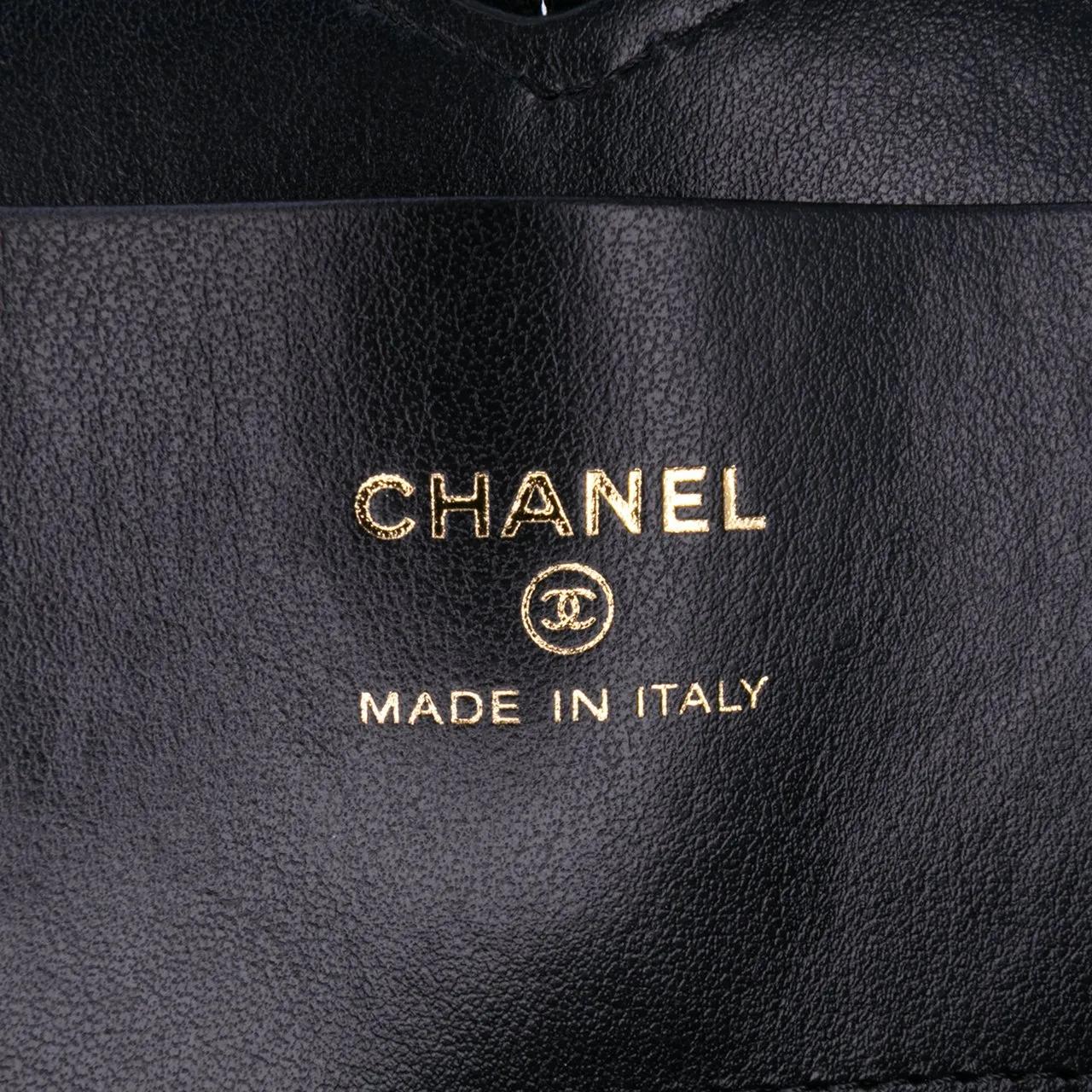 Thumbnail - Chanel Hobo Bags - Quilted Patent Calfskin CC Heart Clutch With Chain - Gr. unisize - in Schwarz - für Damen