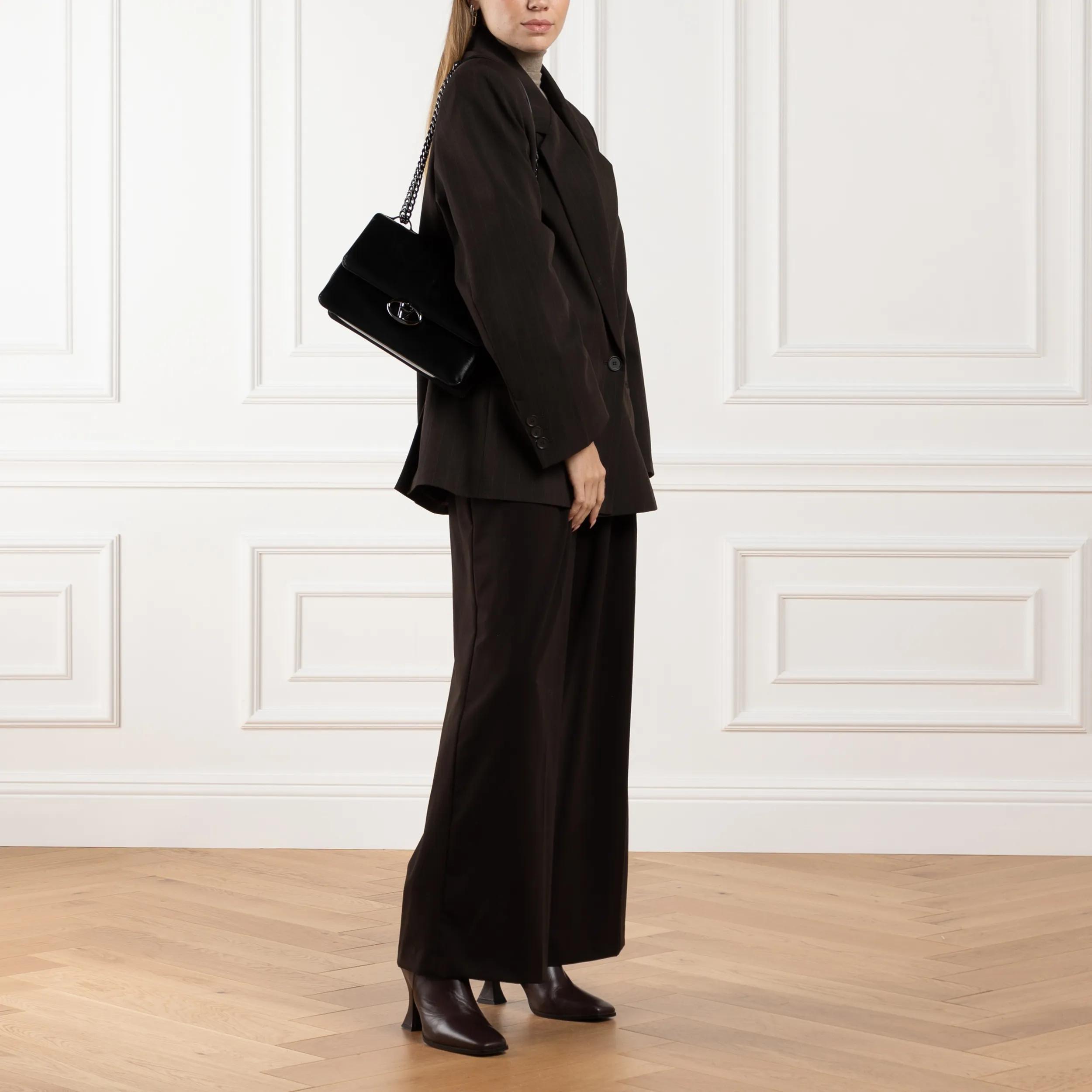 Valentino Garavani Shoppers & Totes Medium Shoulder Bag in zwart