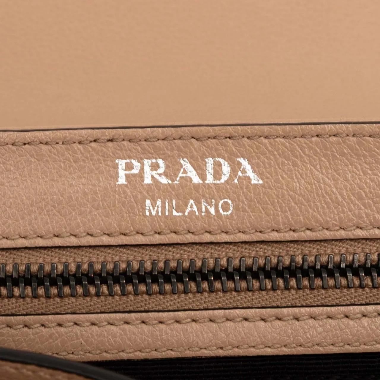 Thumbnail - Prada Hobo Bags - Glace Calfskin Studded Crossbody - Gr. unisize - in Braun - für Damen