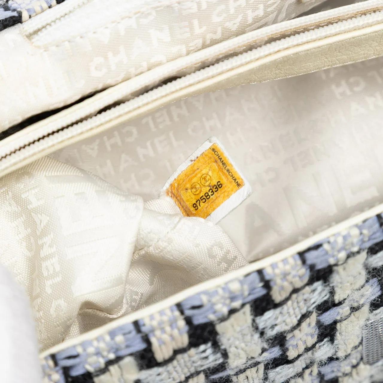 Thumbnail - Chanel Hobo Bags - Tweed and Calfskin Woven Single Flap - Gr. unisize - in Schwarz - für Damen