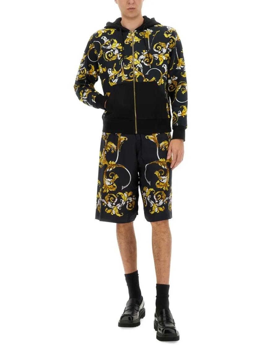 【関税&送料込】Versace Jeans Couture Outline Baroque Mini P Versace Jeans Couture Baroque-Printed Long-Sleeved Crewneck