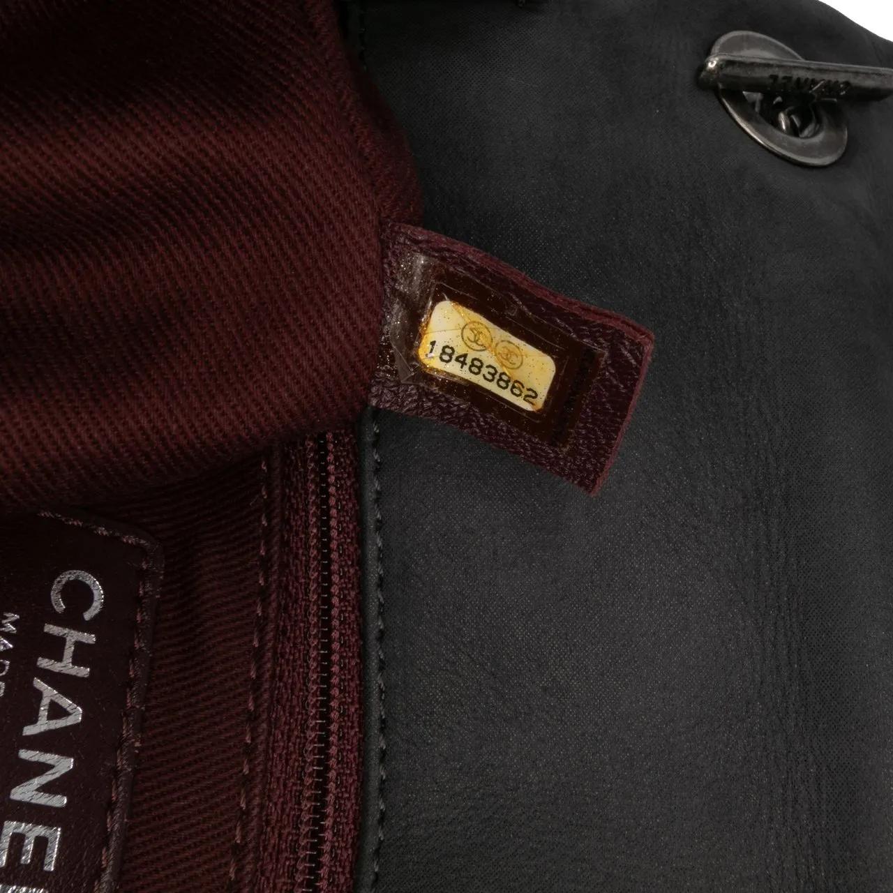 Thumbnail - Chanel Hobo Bags - Small Diamond Embossed Calfskin New Chic Flap - Gr. unisize - in Grau - für Damen