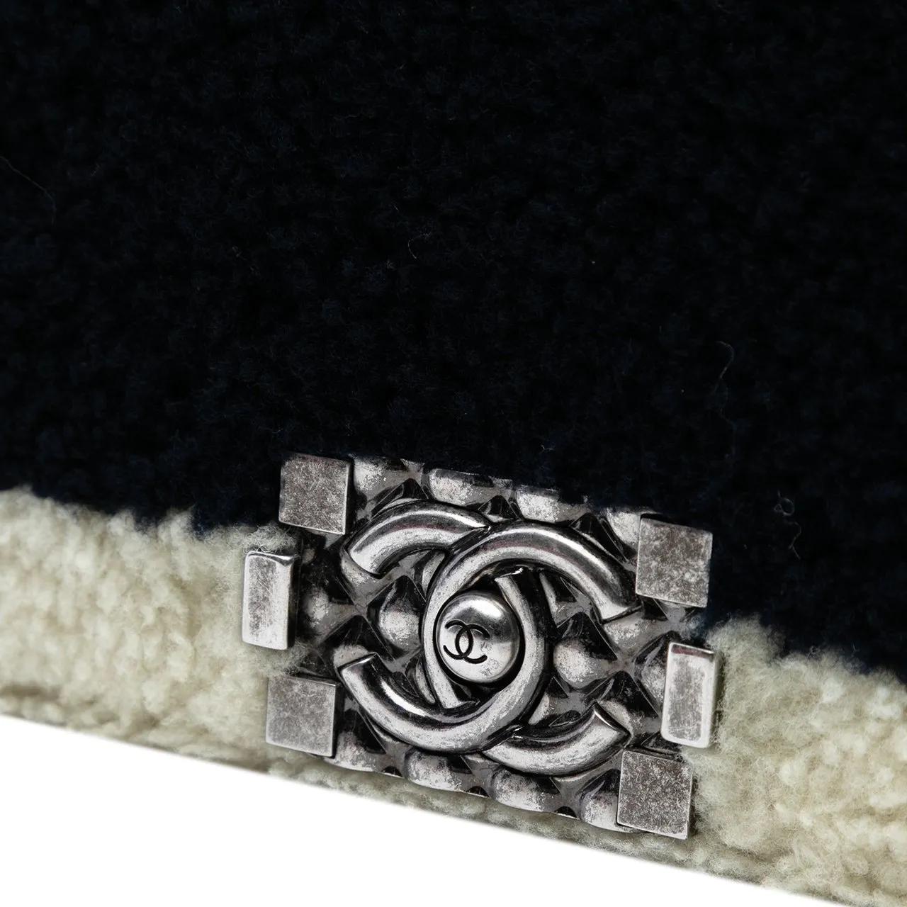 Thumbnail - Chanel Hobo Bags - Old Medium Bicolor Shearling Boy Flap - Gr. unisize - in Schwarz - für Damen