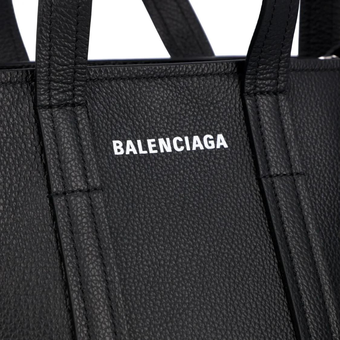 Balenciaga Shoppers & Totes Everyday Xs North-South Shoulder Tote Bag Black in zwart
