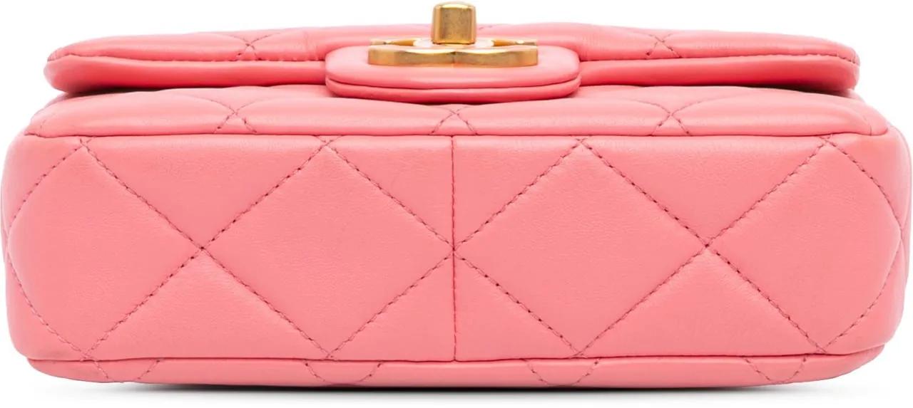 Chanel Hobo bags 2021-2024 Mini Lambskin Pending CC Flap in poeder roze