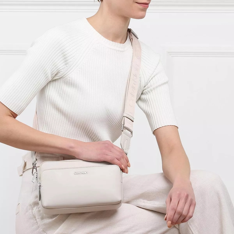 Calvin Klein Sac pour appareil photo Ck Must Camera Bag W Pckt Lg Crystal Gray(Image 2)