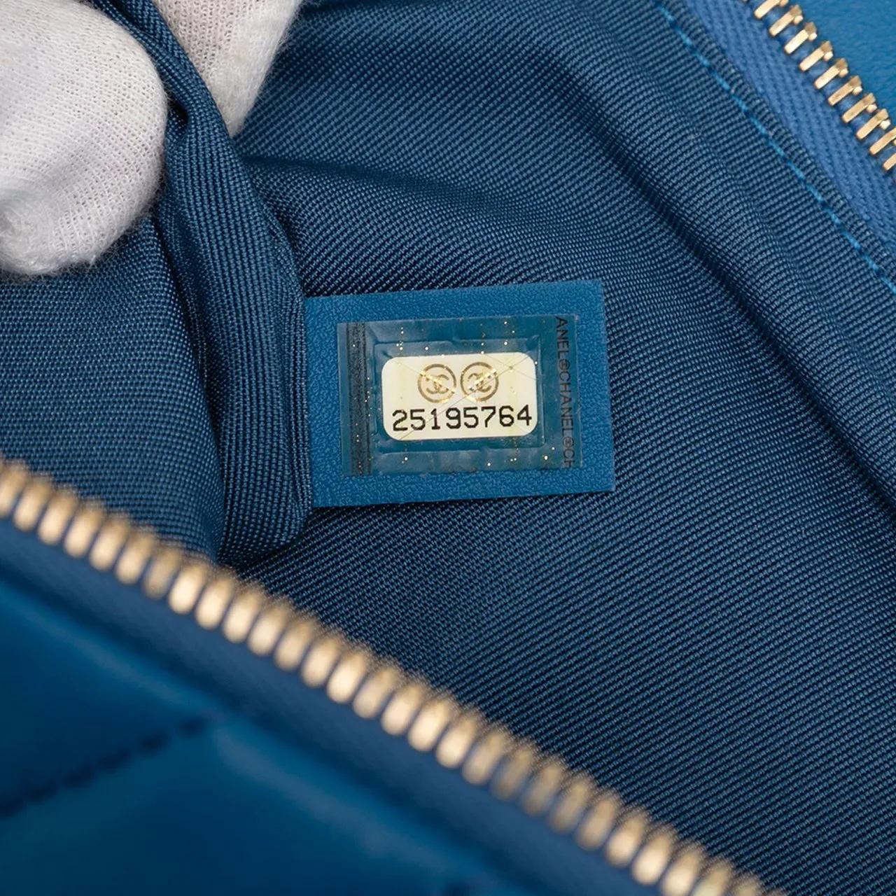 Thumbnail - Chanel Clutches - CC Chevron Lambskin Fold Over Clutch - Gr. unisize - in Blau - für Damen