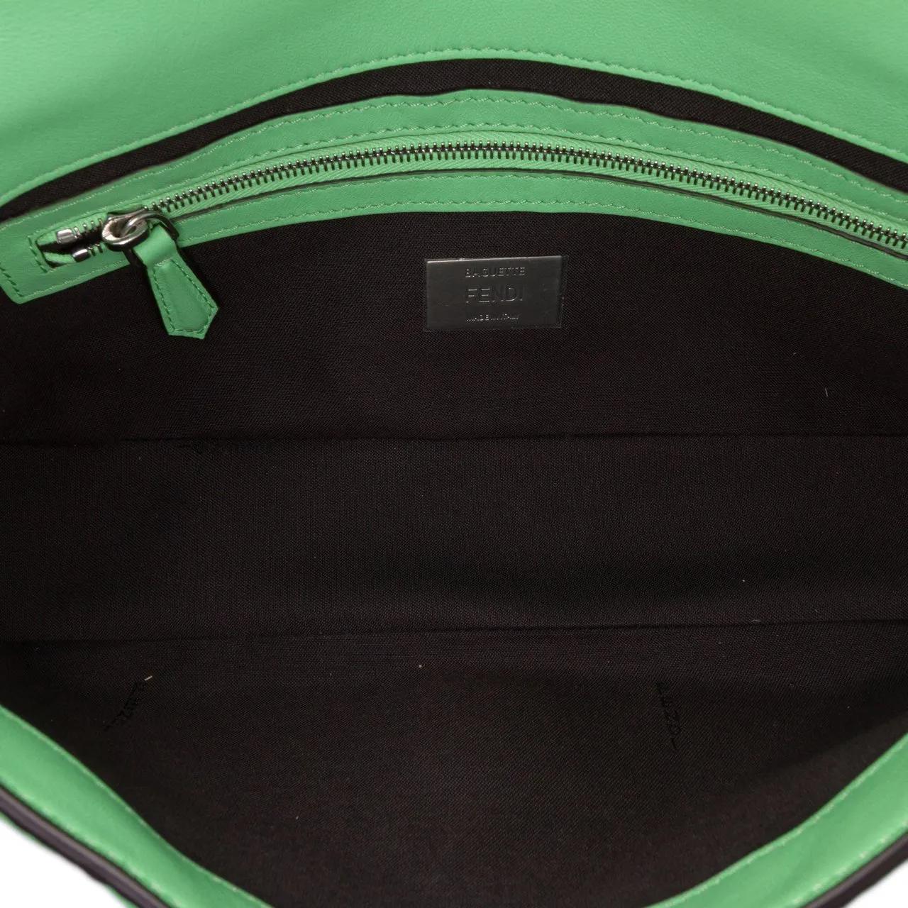 Thumbnail - Fendi Hobo Bags - Zucca Embossed Stitched Leather Baguette Satchel - Gr. unisize - in Grün - für Damen