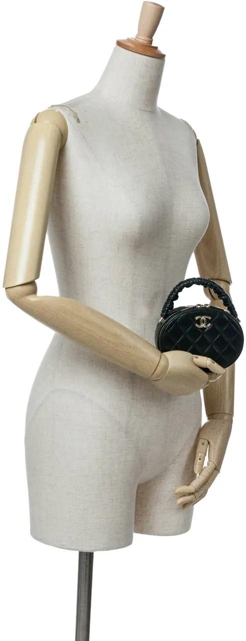 Chanel Crossbody bags 2021 CC Quilted Lambskin Oval Top Handle Clutch in zwart