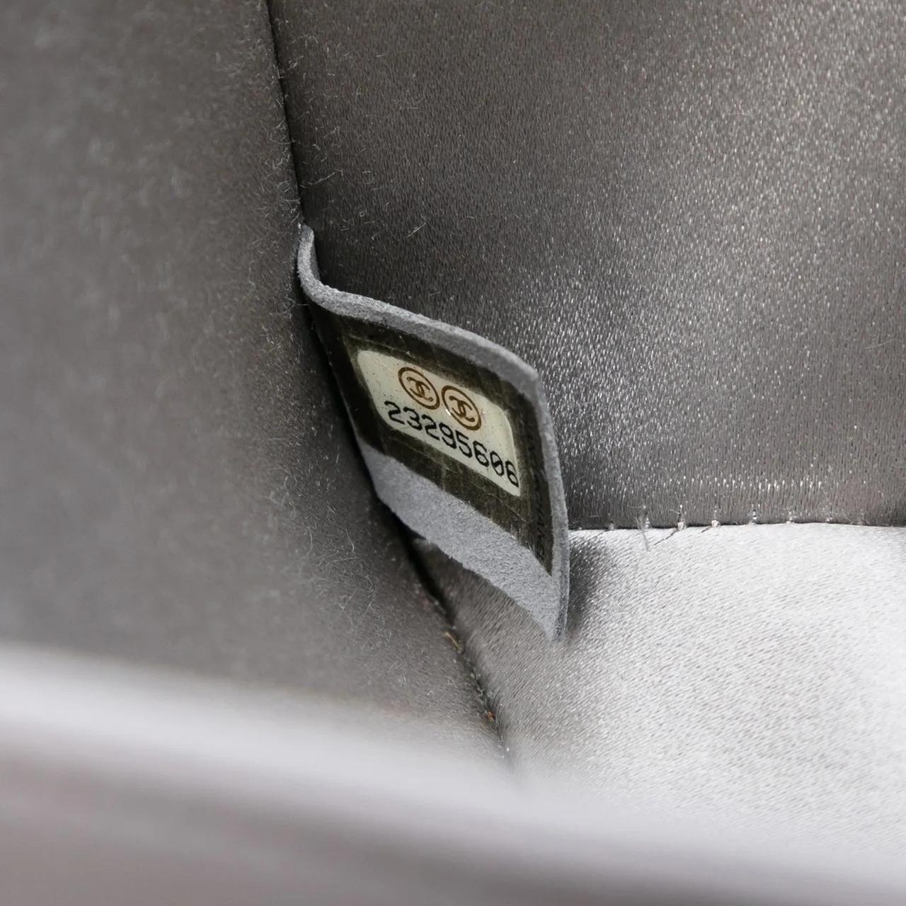 Thumbnail - Chanel Hobo Bags - Small Lambskin Chocolate Bar CC Piercing Studded C - Gr. unisize - in Grau - für Damen